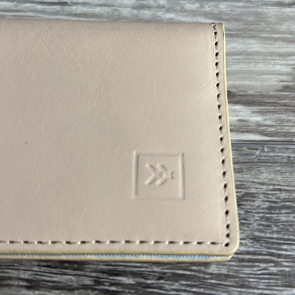 Thread  Blocking Slim Bifold Wallet with Card Protection - Picture 2 of 8